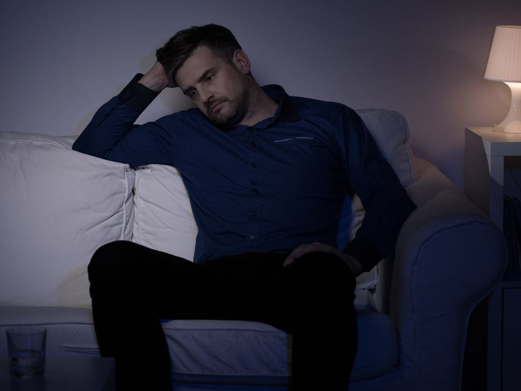 crise da meia idade em homens, como lidar com essa realidade, um homem refletindo sobre a vida